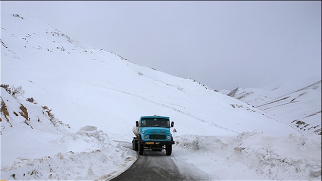 انجام عملیات برف روبی در 380 کیلومتر از محورهای آذربایجان غربی