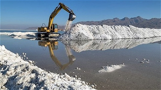 عاملین برداشت غیرمجاز نمک از بستر دریاچه ارومیه به مرجع قضایی معرفی شدند