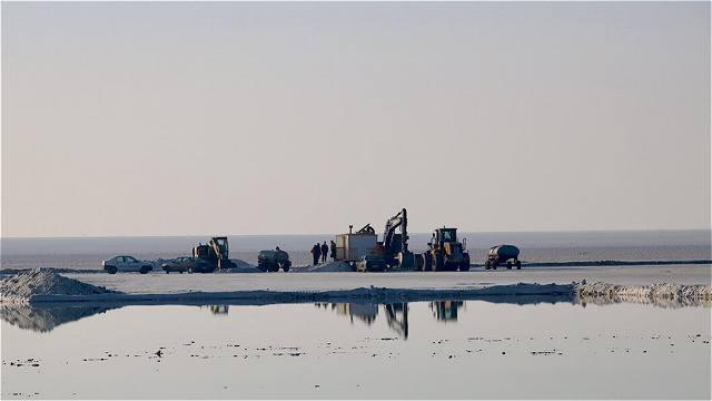 تنها نمک خشک از دریاچه ارومیه برداشت می‌شود