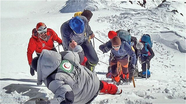 ٢ کوهنورد حادثه بهمن در ارتفاعات رندوله اشنویه نجات پیدا کردند