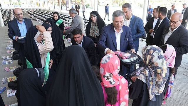 اهدای یک‌هزار پک تحصیل به کودکان نیازمند آذربایجان‌غربی