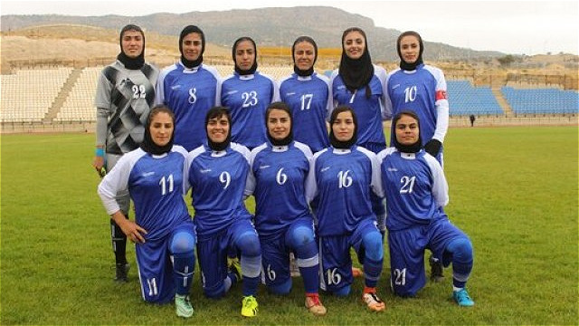 تیم همیاری آذربایجان غربی در لیگ برتر زنان توپ می زند