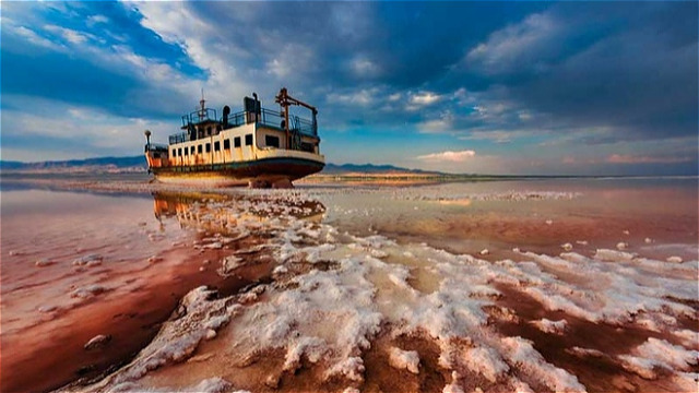 دولت پروژه‌های احیای دریاچه ارومیه را به حال خود رها کرده است