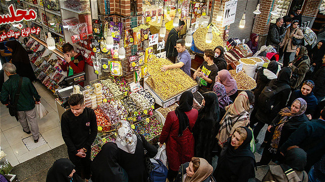 آشفته بازار عيد و گلايه مردم از قيمت‌ها در بازار اروميه