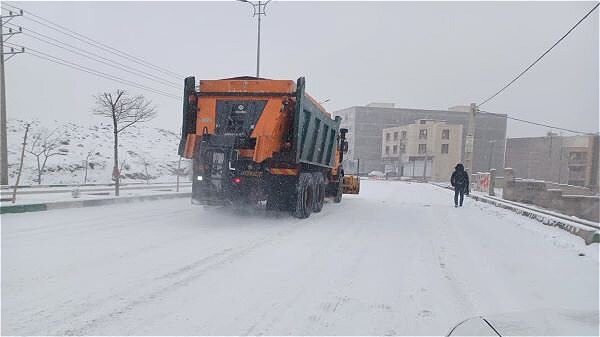 برف روبی ۲۵۰ کیلومتر از محورهای مواصلاتی آذربایجان غربی