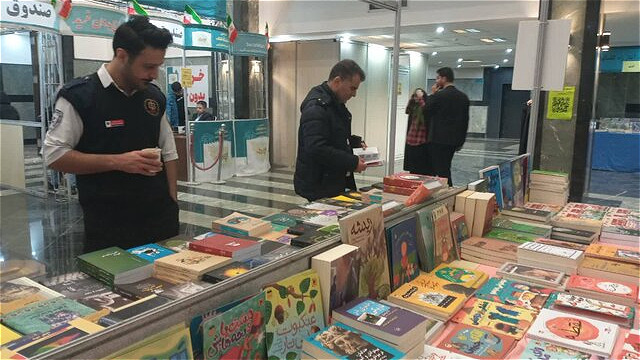  فروش ۱۲ هزار جلد کتاب در نمایشگاه سراسری کتاب آذربایجان‌ غربی تاکنون