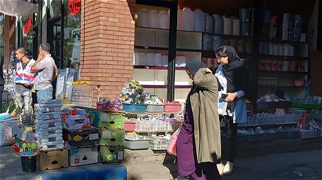 پیاده‌روهای ارومیه در محاصره بساط‌ها؛ عابران در جست‌وجوی راه عبور
